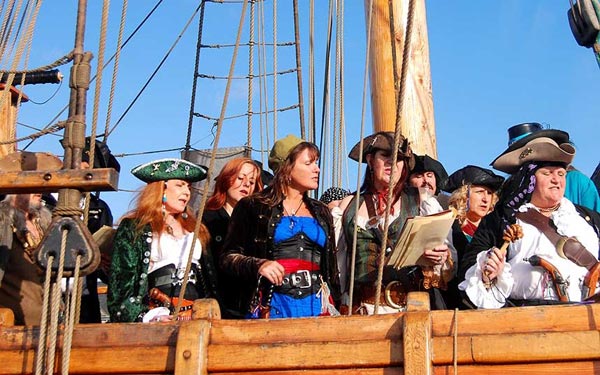 Nhộn nhịp lễ hội b&ecirc;n bờ biển nước Anh